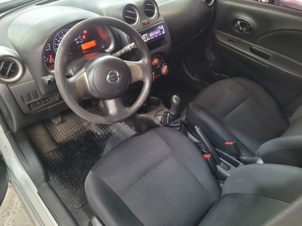 Nissan March Prata