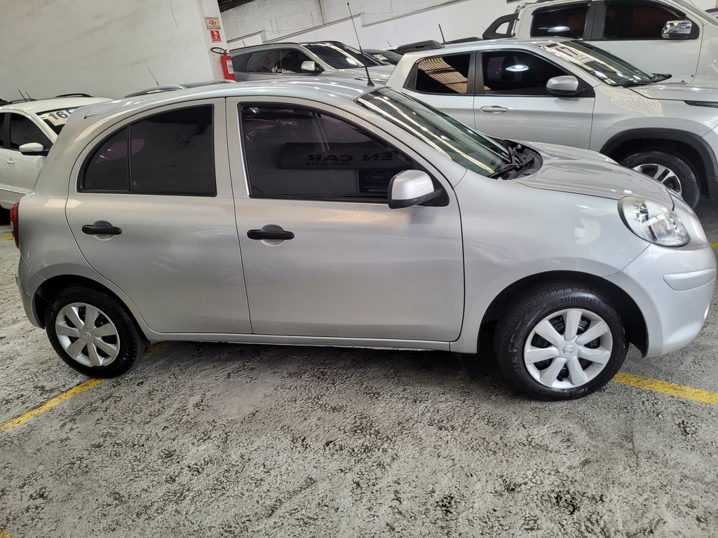 Nissan March Prata