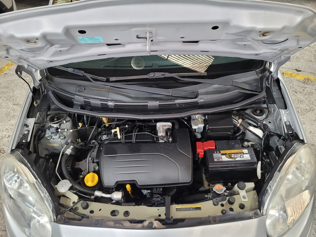 Nissan March Prata