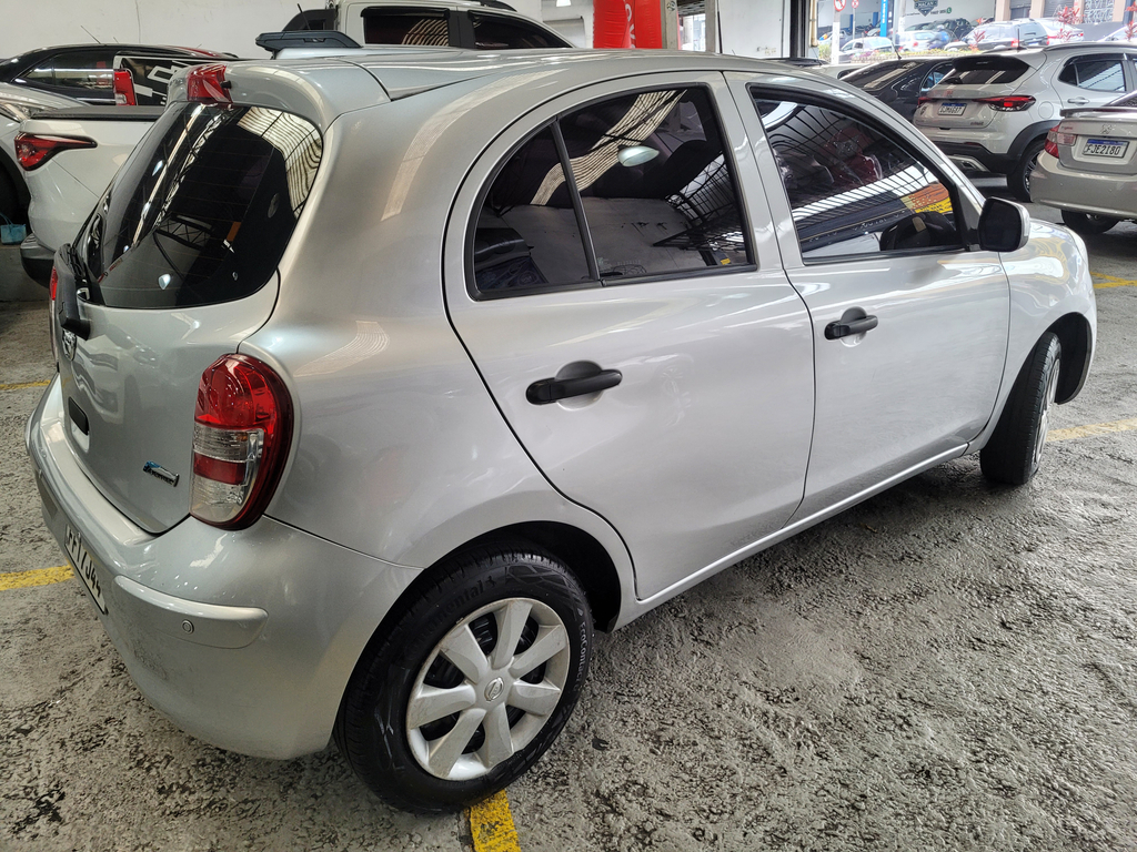 Nissan March Prata