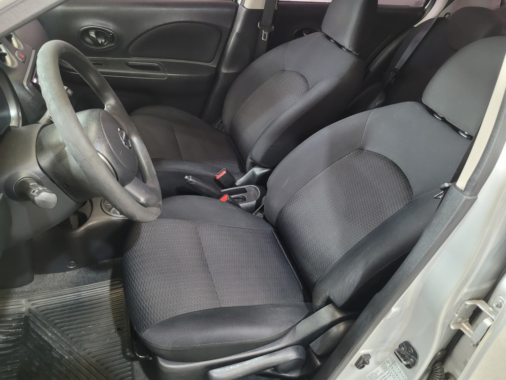 Nissan March Prata