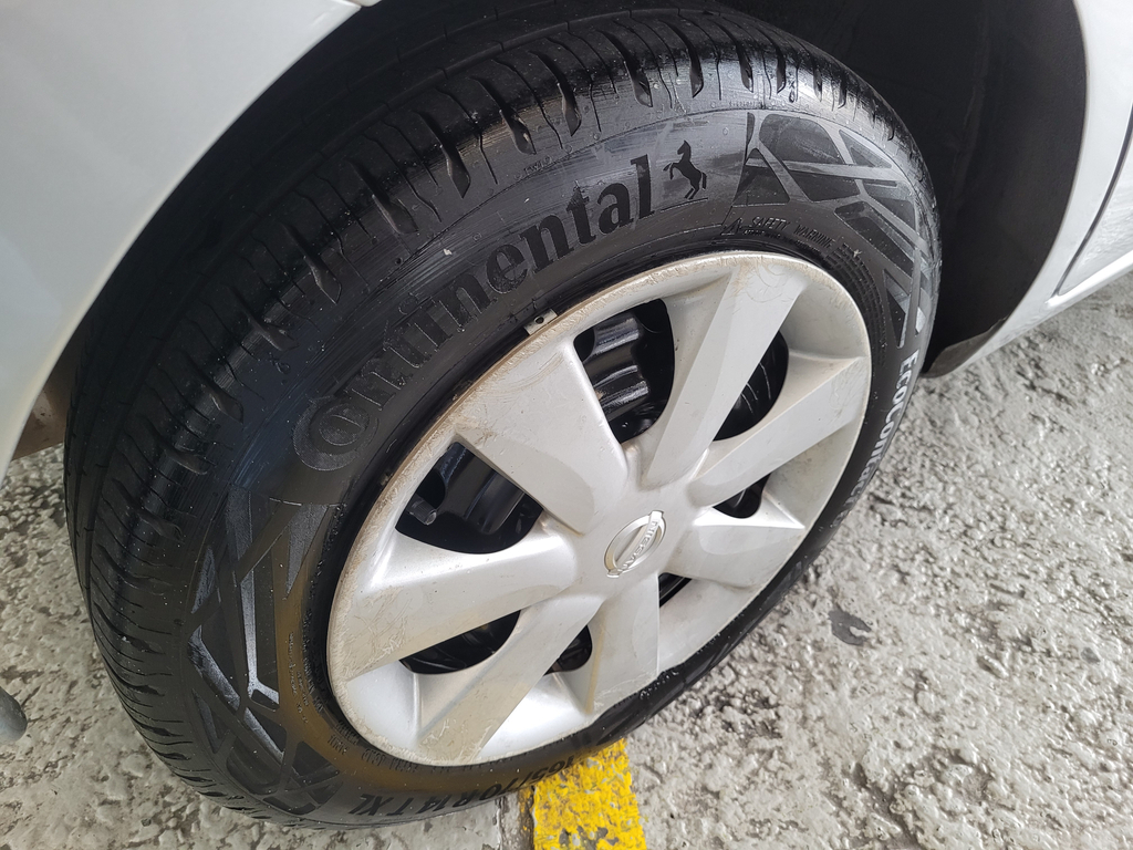 Nissan March Prata
