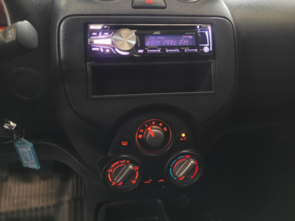 Nissan March Prata