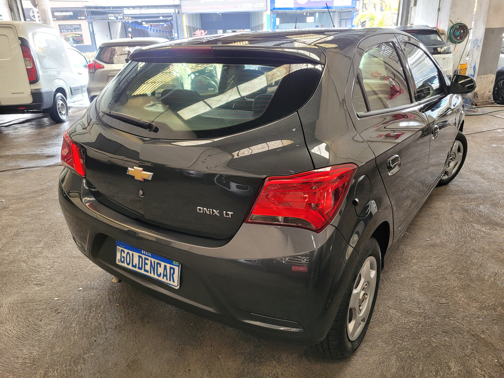 Chevrolet Onix Cinza