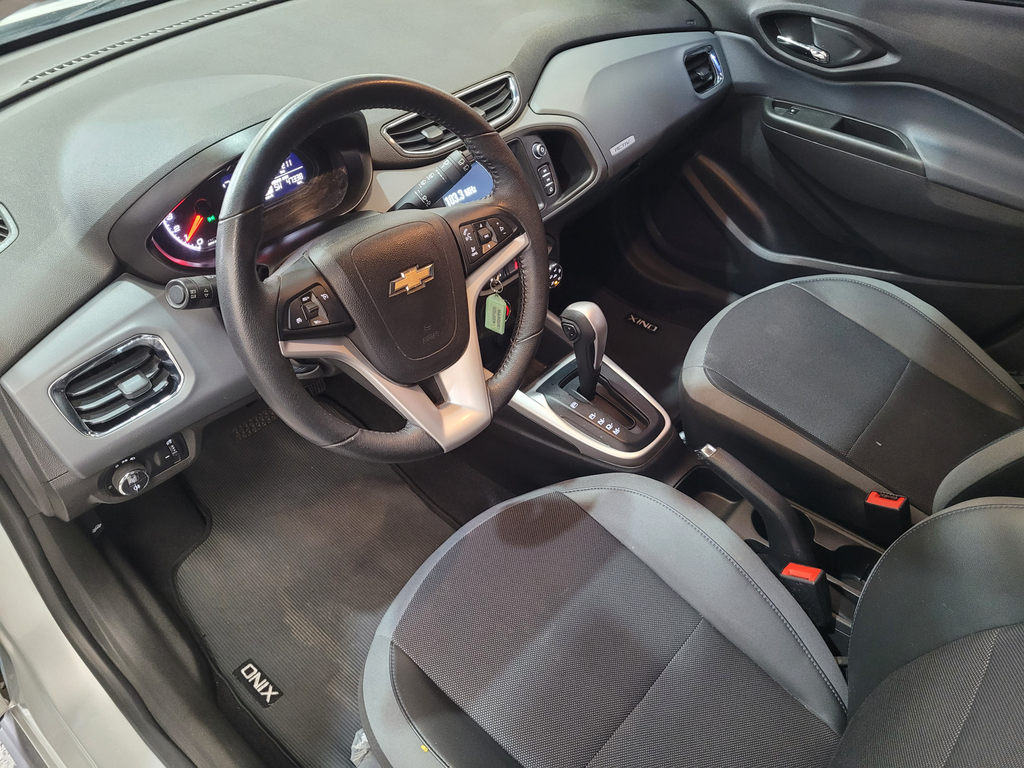 Chevrolet Onix Cinza