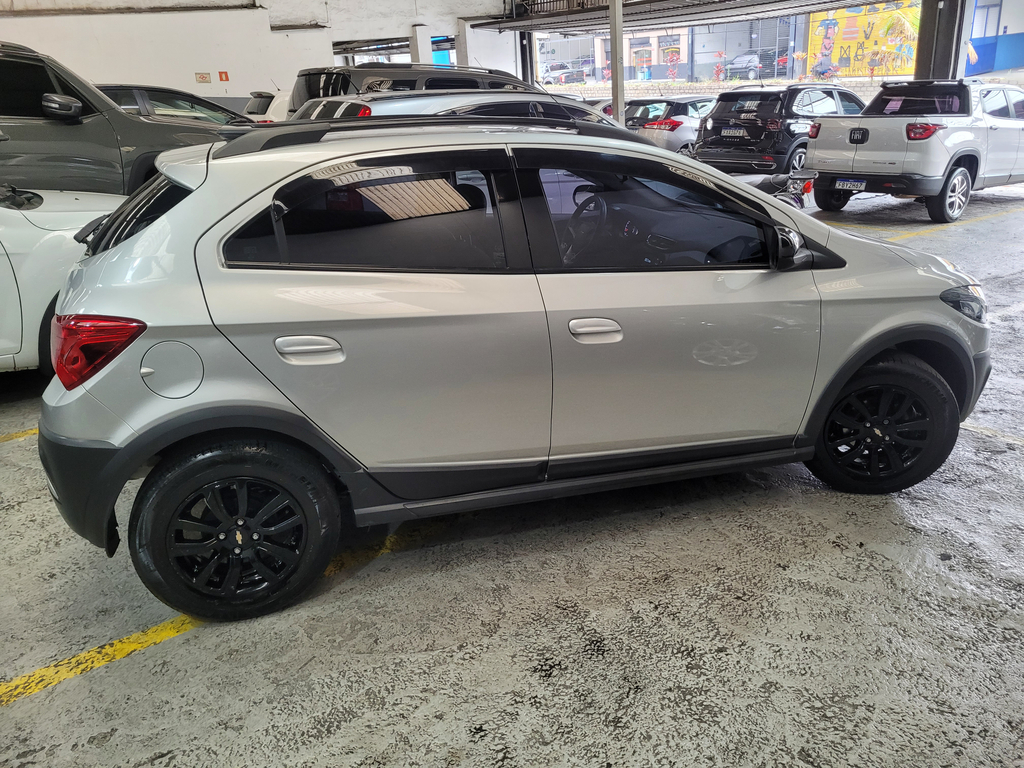 Chevrolet Onix Cinza