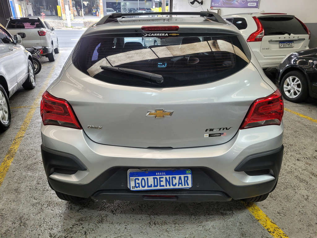 Chevrolet Onix Cinza