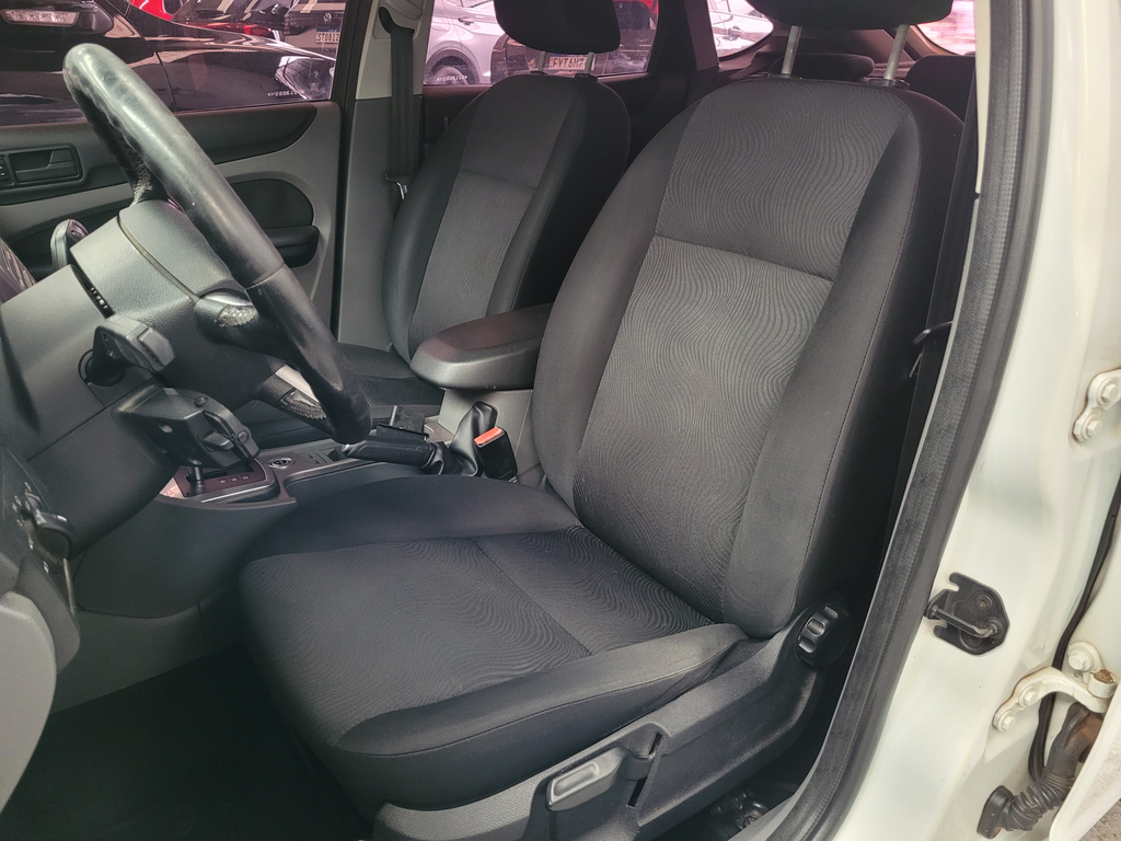 Ford Focus Hatch Branco