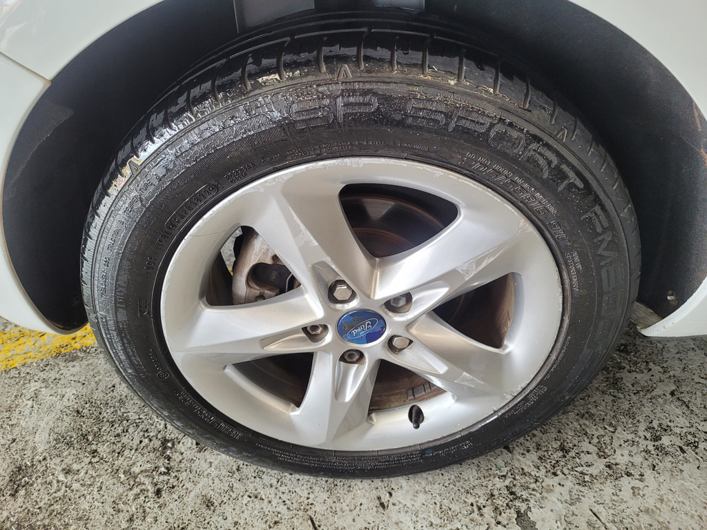 Ford Focus Hatch Branco