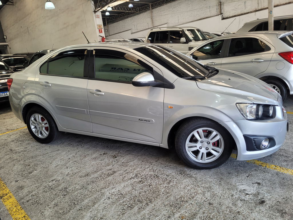 Chevrolet Sonic Sedan Prata