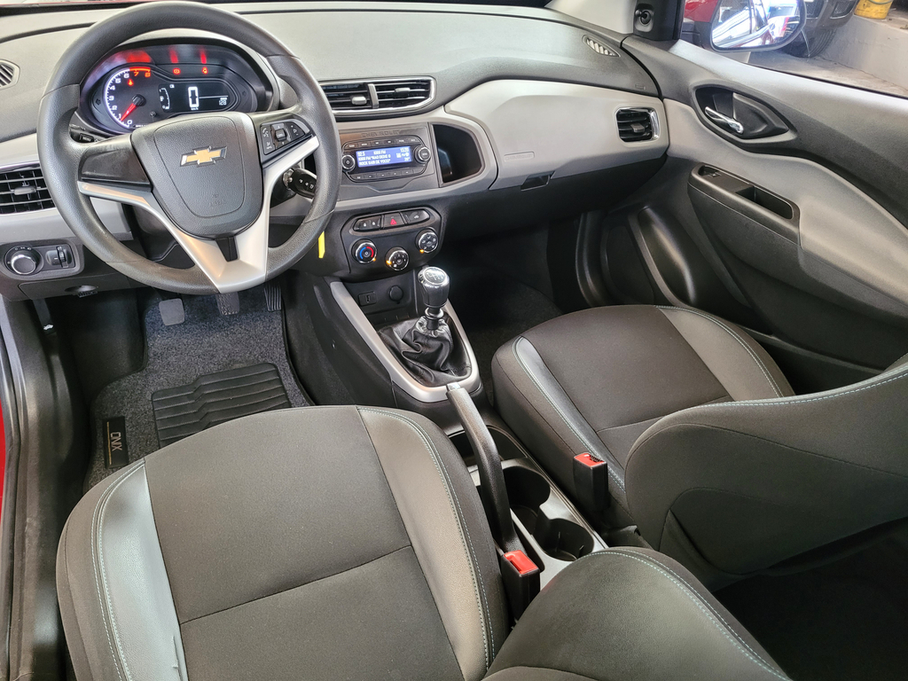 Chevrolet Onix Vermelho