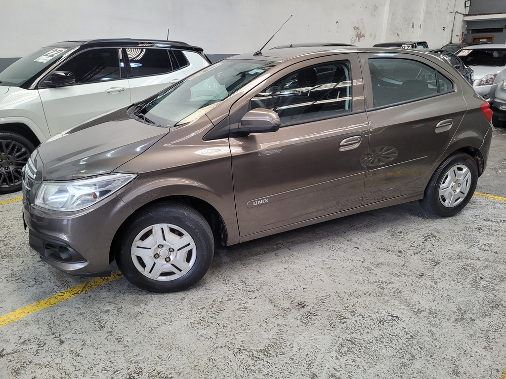 Chevrolet Onix Cinza