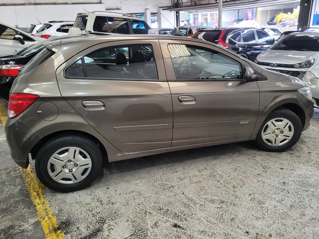 Chevrolet Onix Cinza