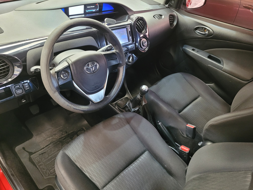 Toyota ETIOS Vermelho