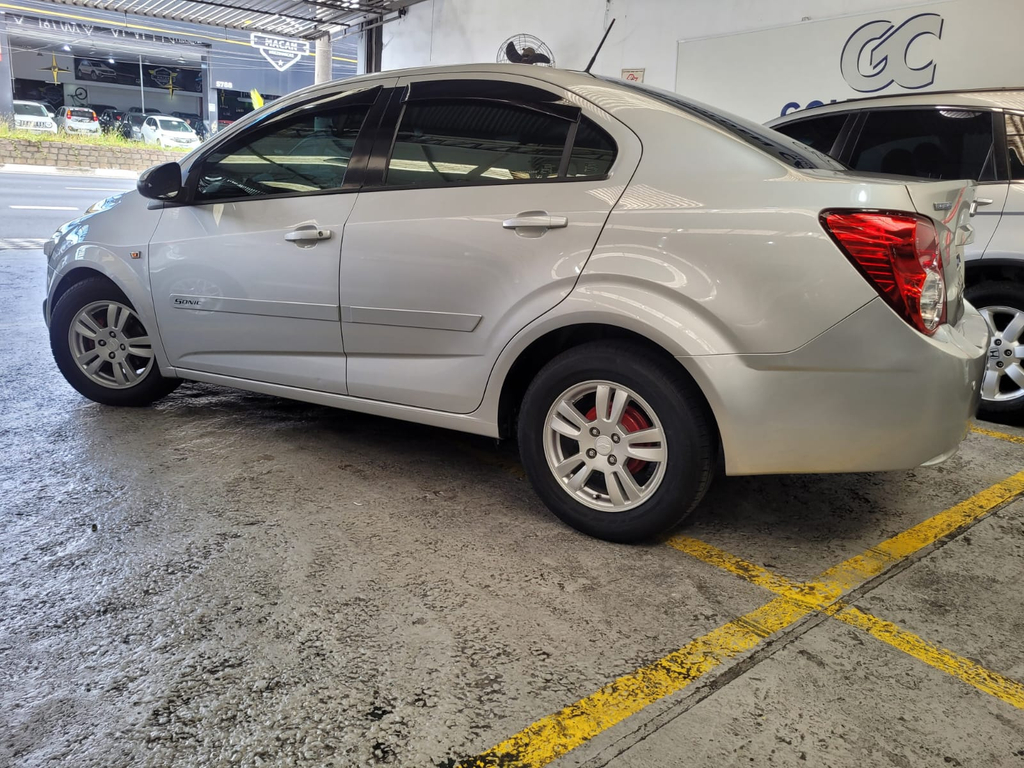 Chevrolet Sonic Sedan Prata