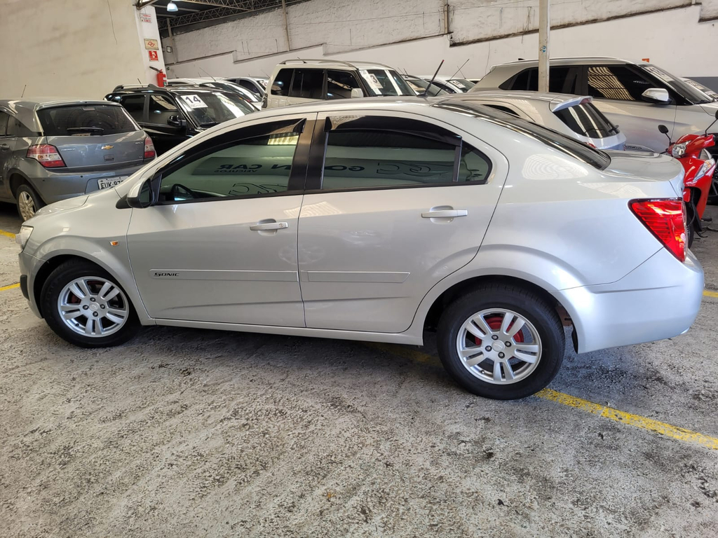 Chevrolet Sonic Sedan Prata