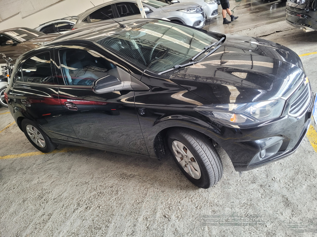 Chevrolet Onix Preto