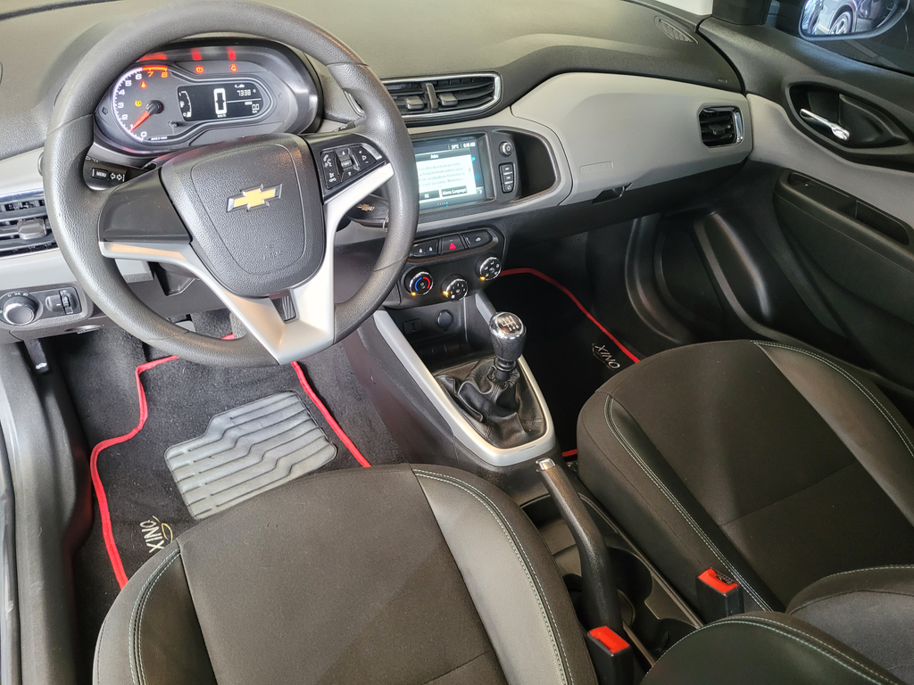 Chevrolet Onix Preto