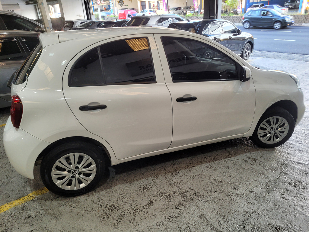 Nissan March Branco