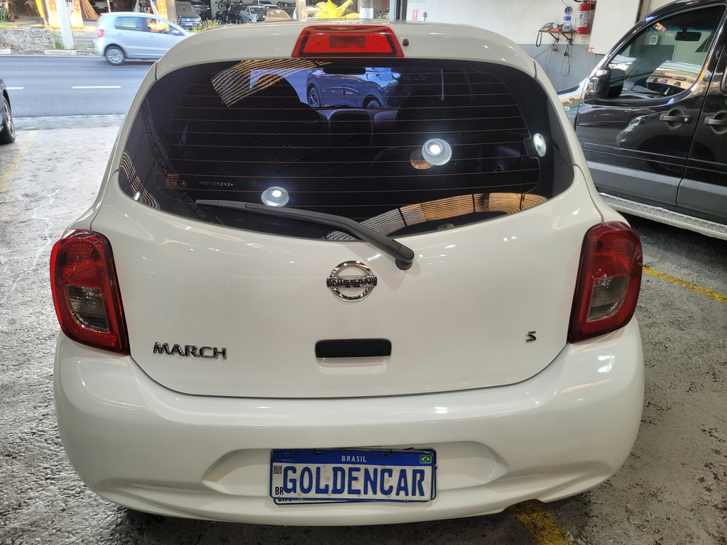Nissan March Branco
