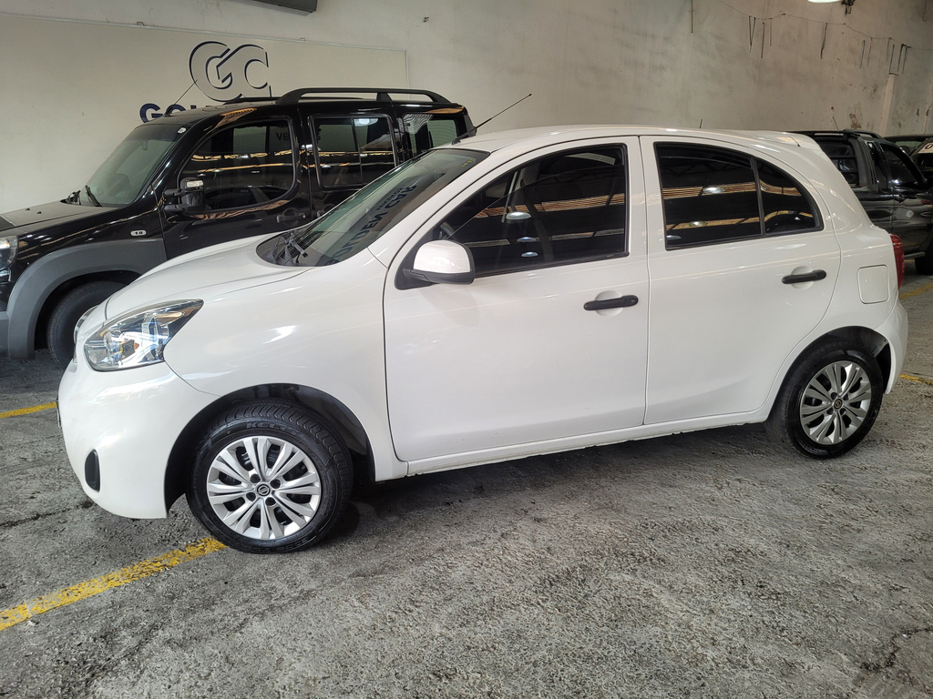 Nissan March Branco