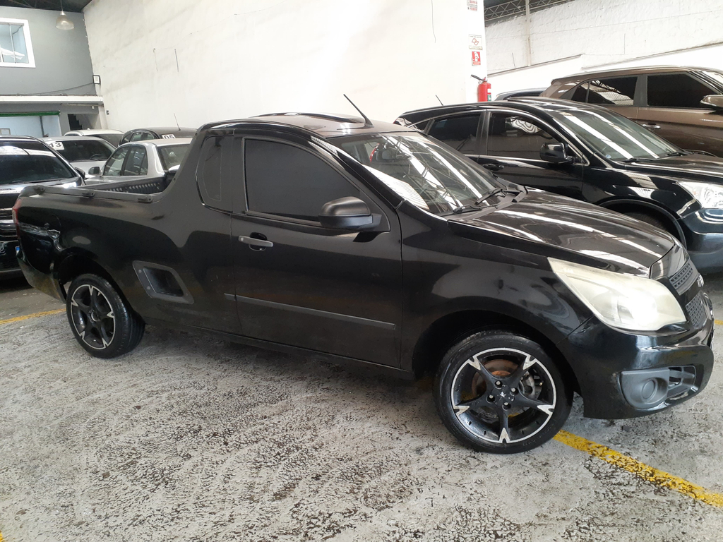 Chevrolet Montana Preto