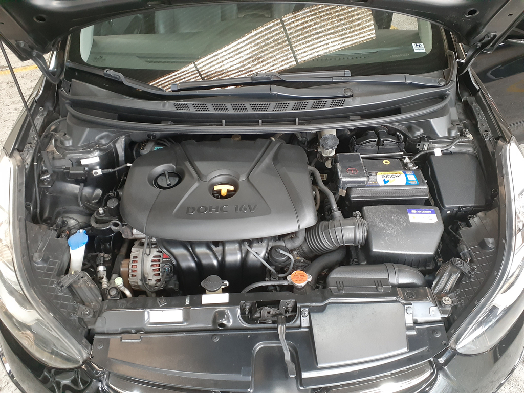 Hyundai Elantra Preto
