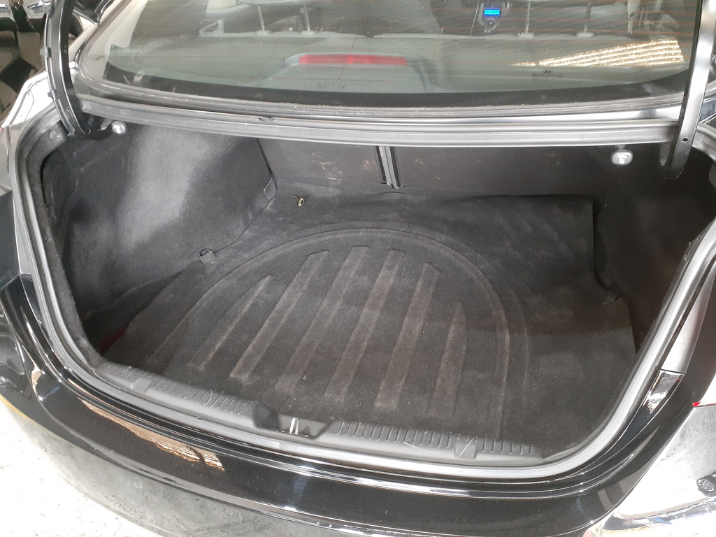Hyundai Elantra Preto