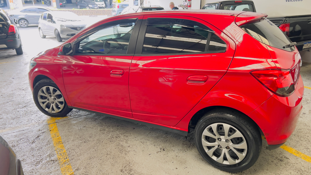 Chevrolet Onix Vermelho