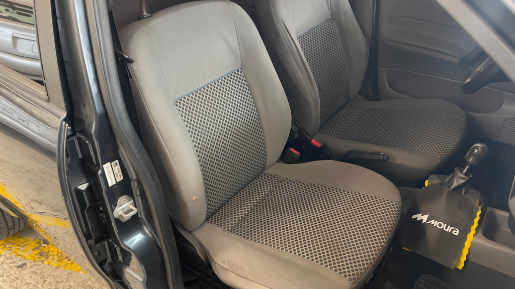 Chevrolet Classic Cinza