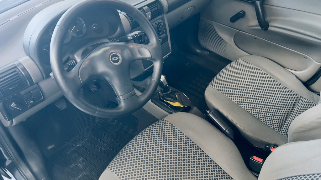 Chevrolet Classic Cinza