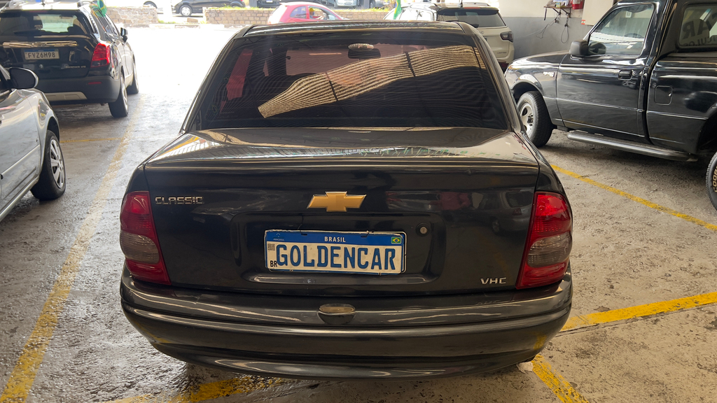 Chevrolet Classic Cinza