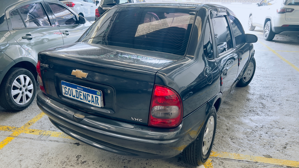 Chevrolet Classic Cinza