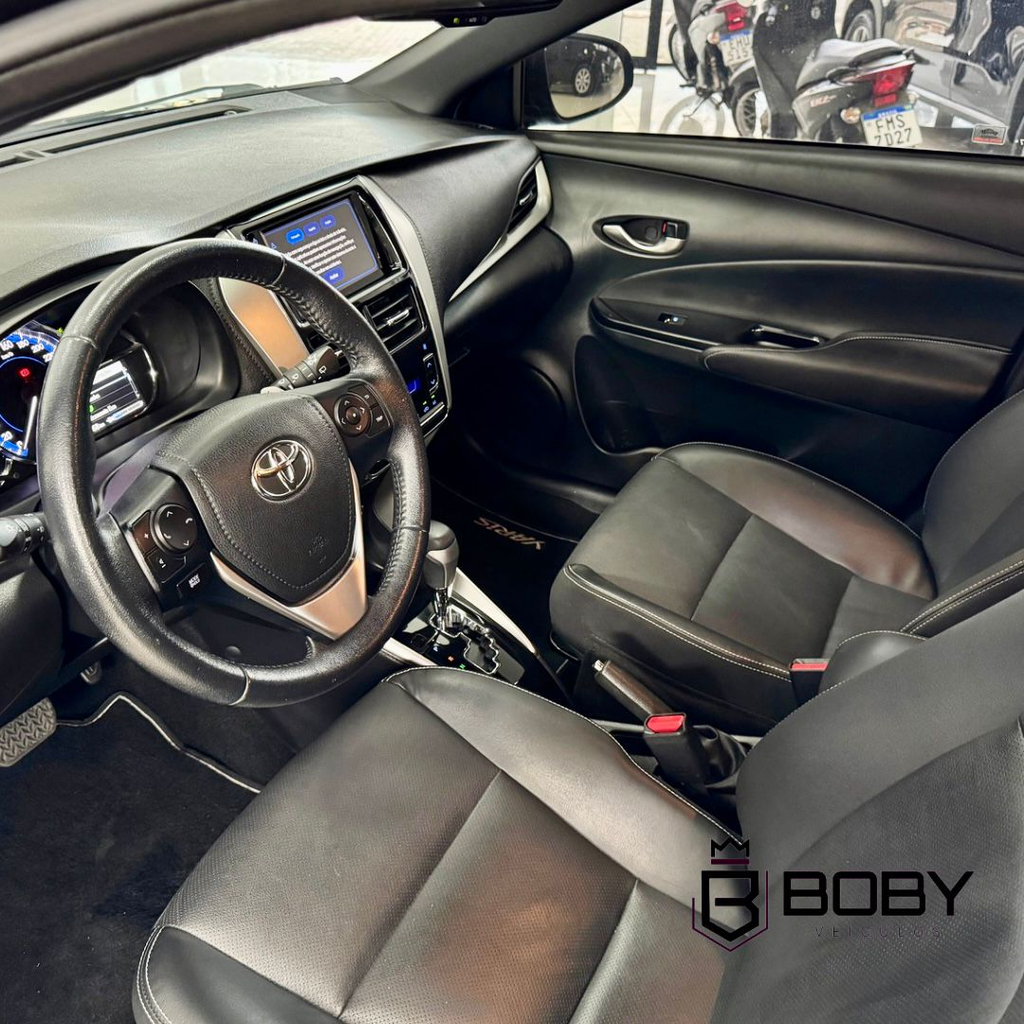 Toyota Yaris Hatch Preto