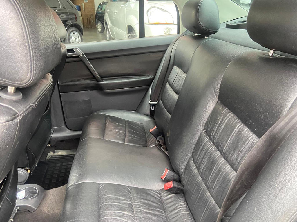 Volkswagen Polo Sedan Preto