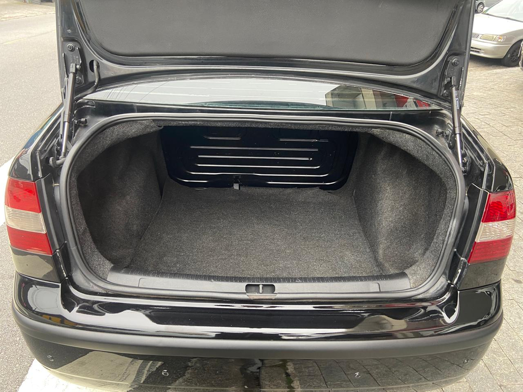 Volkswagen Polo Sedan Preto