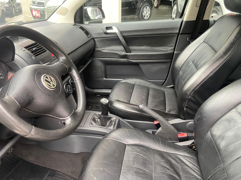 Volkswagen Polo Sedan Preto