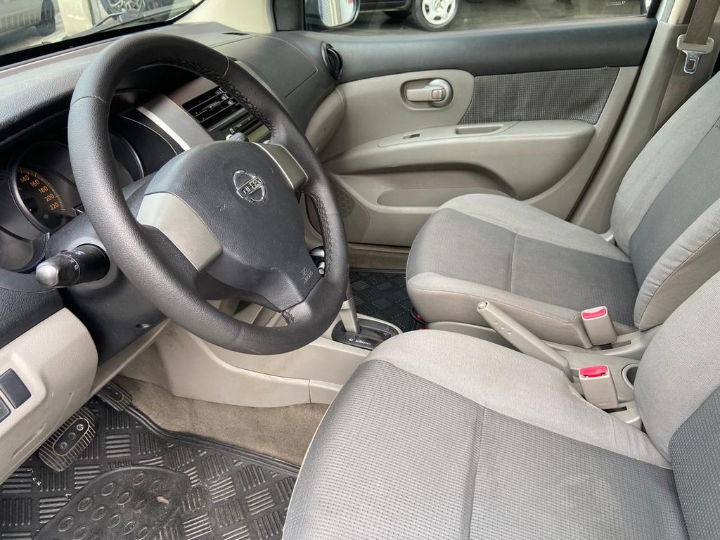 Nissan Livina Prata