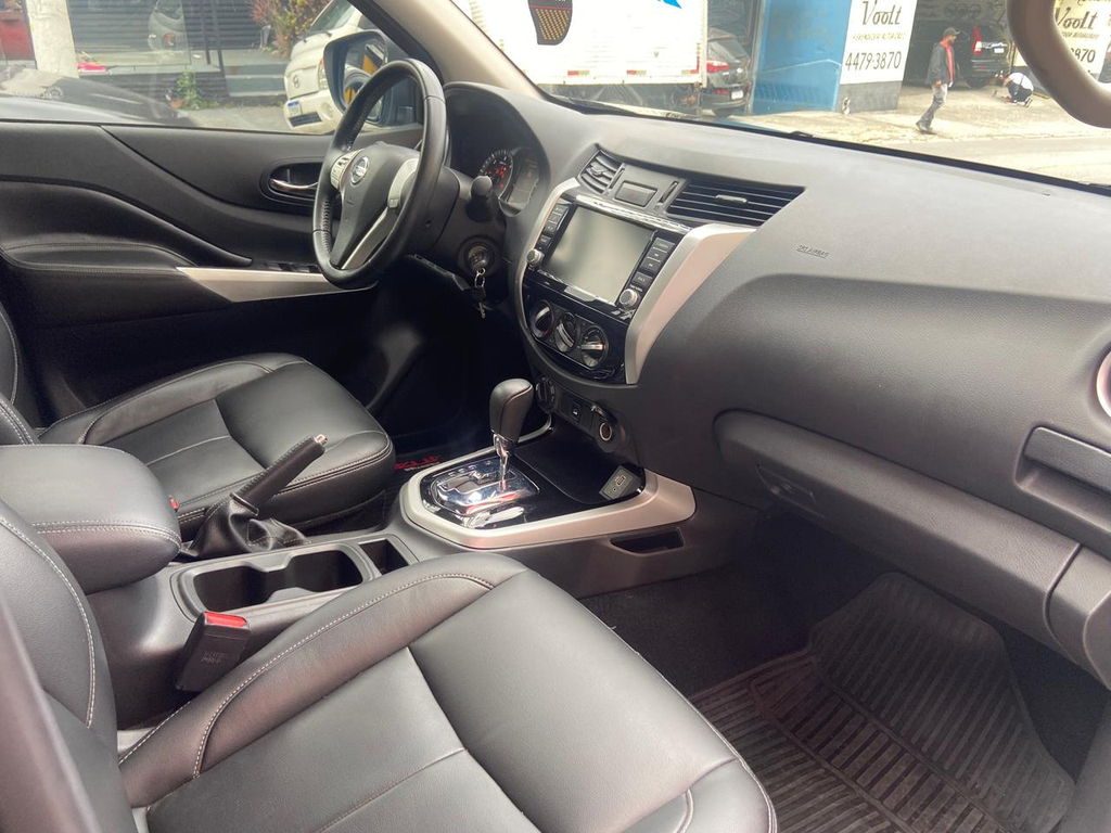 Nissan Frontier Preto