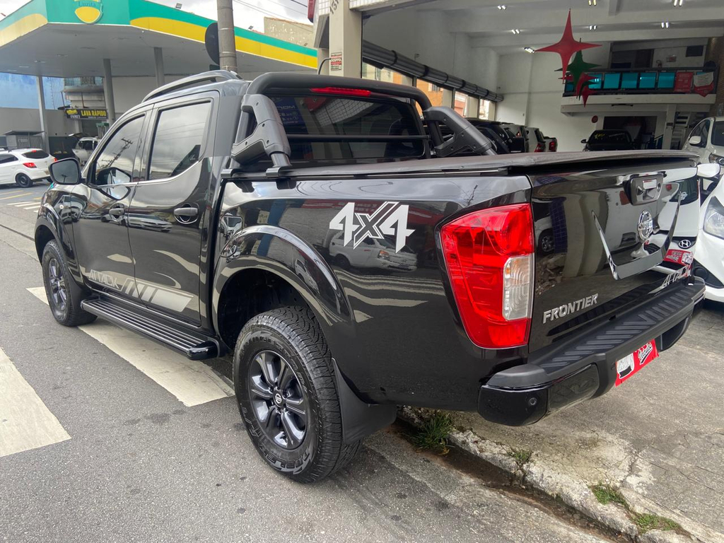 Nissan Frontier Preto