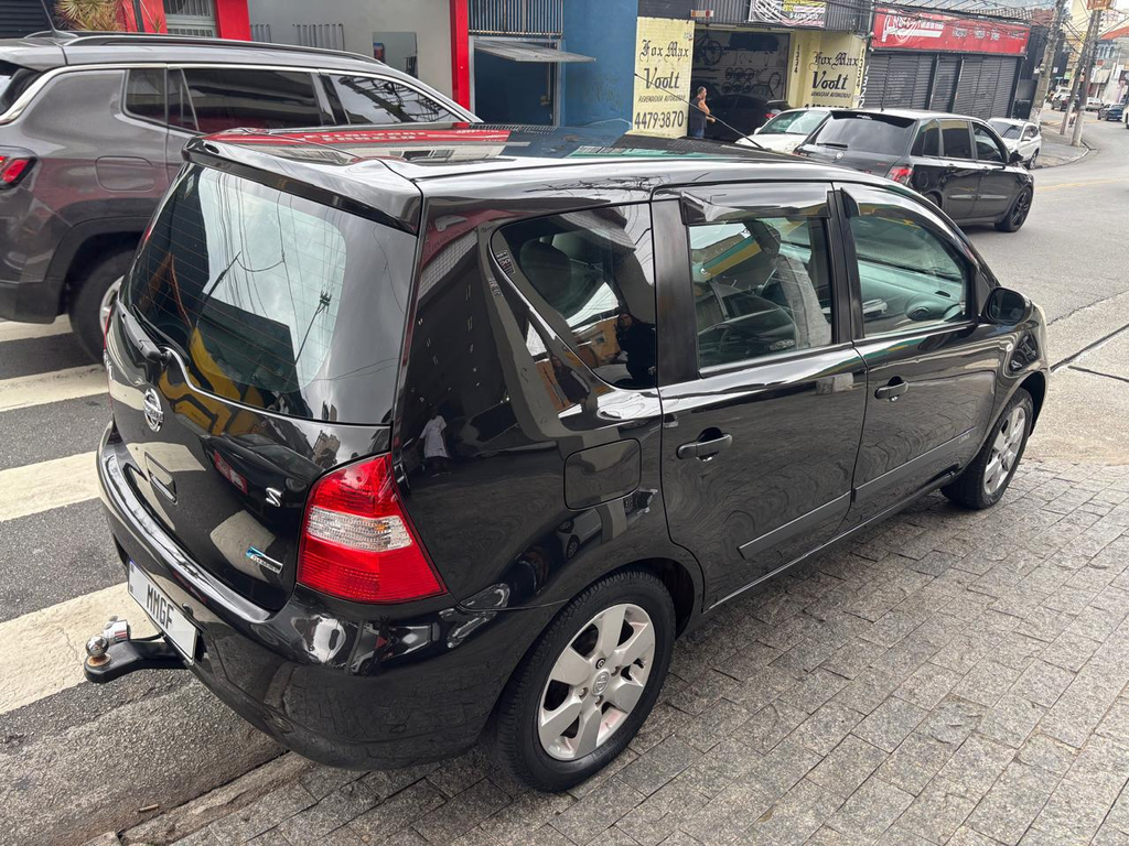 Nissan Livina Preto