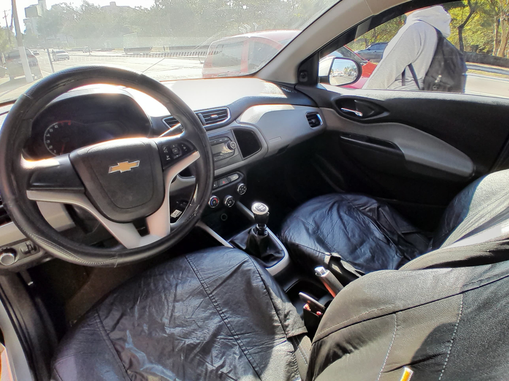 Chevrolet Onix Prata