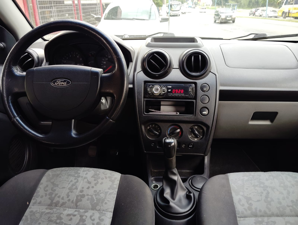 Ford Fiesta Sedan Preto
