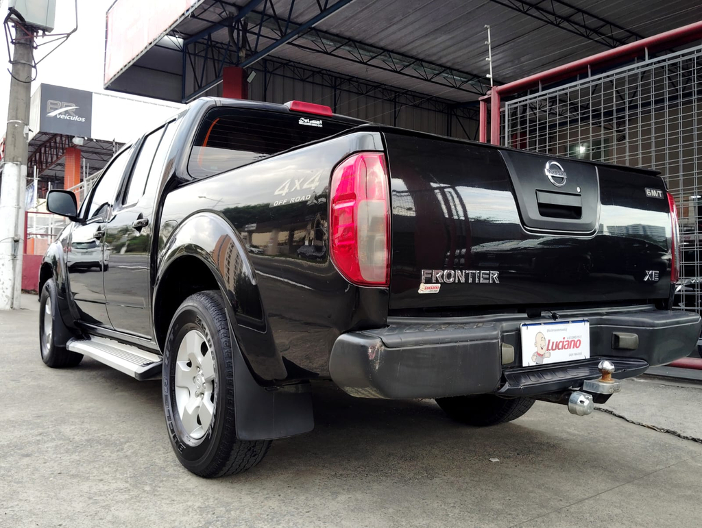 Nissan Frontier Preto