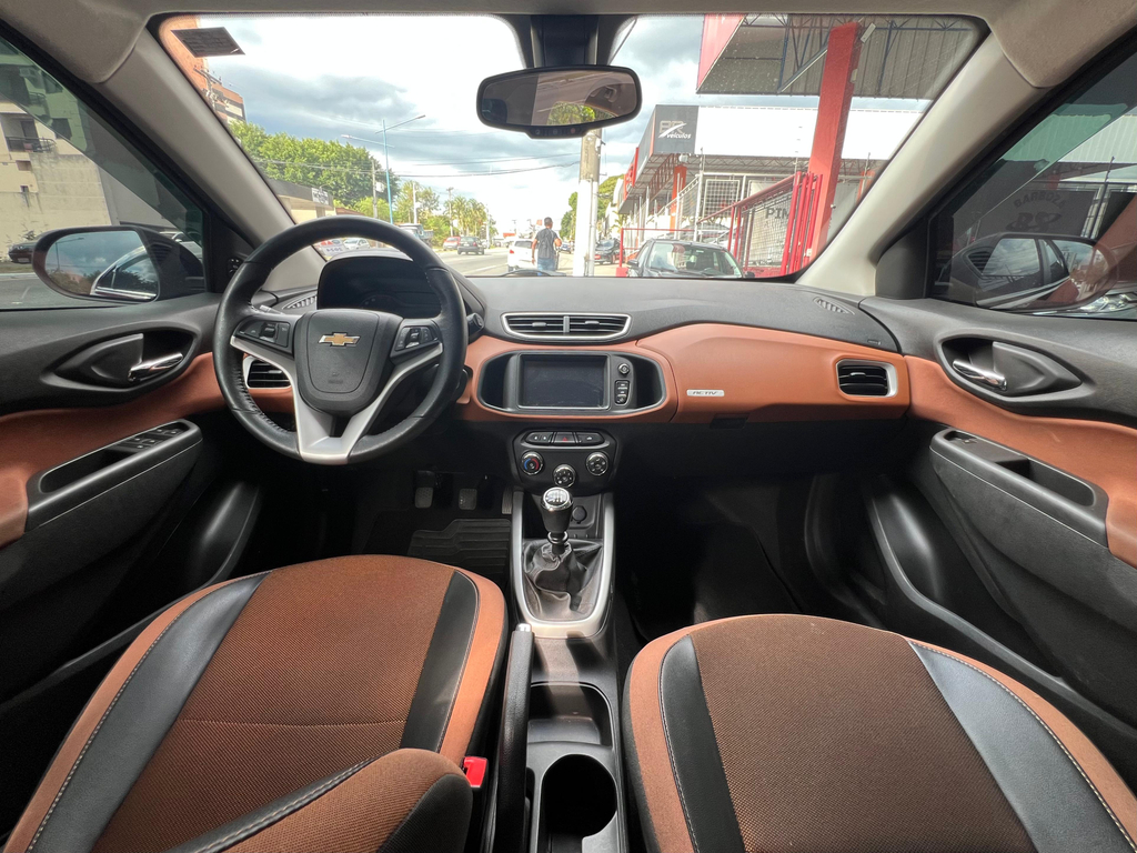 Chevrolet Onix Vermelho