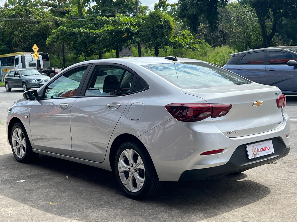 Chevrolet Onix Sedan Prata