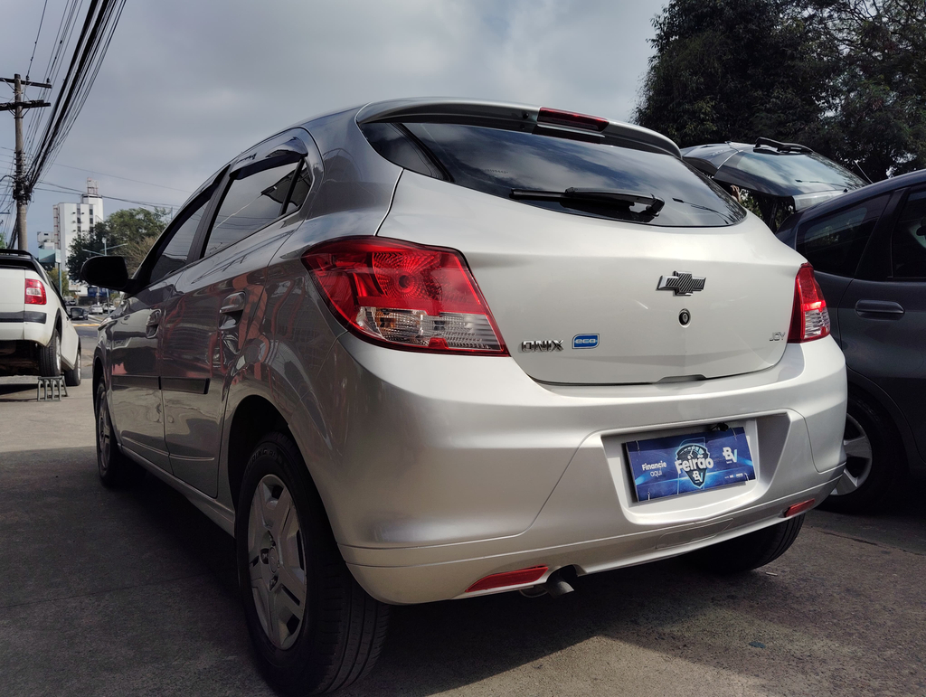 Chevrolet Onix Prata
