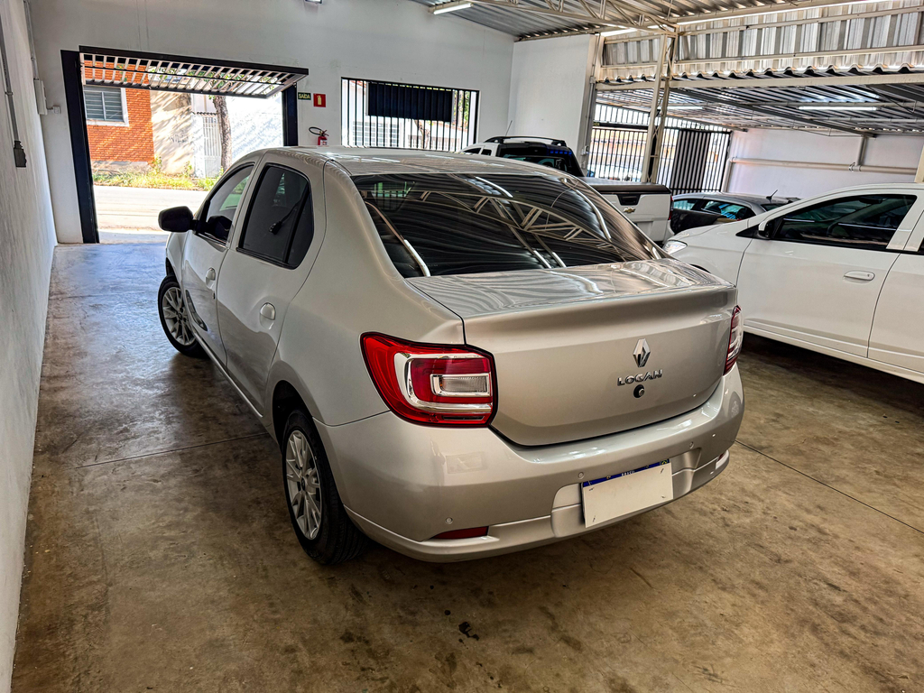 Renault Logan Prata