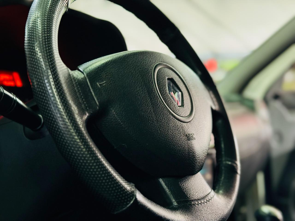 Renault Sandero Prata