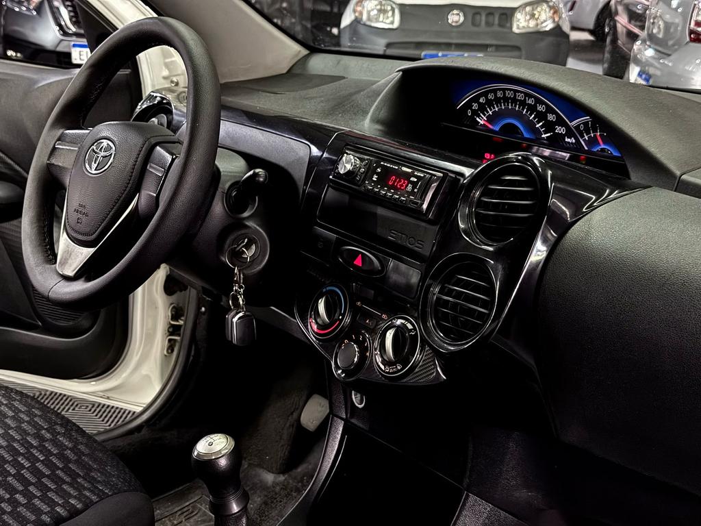 Toyota Etios Sedan X 1.5 (Flex)
